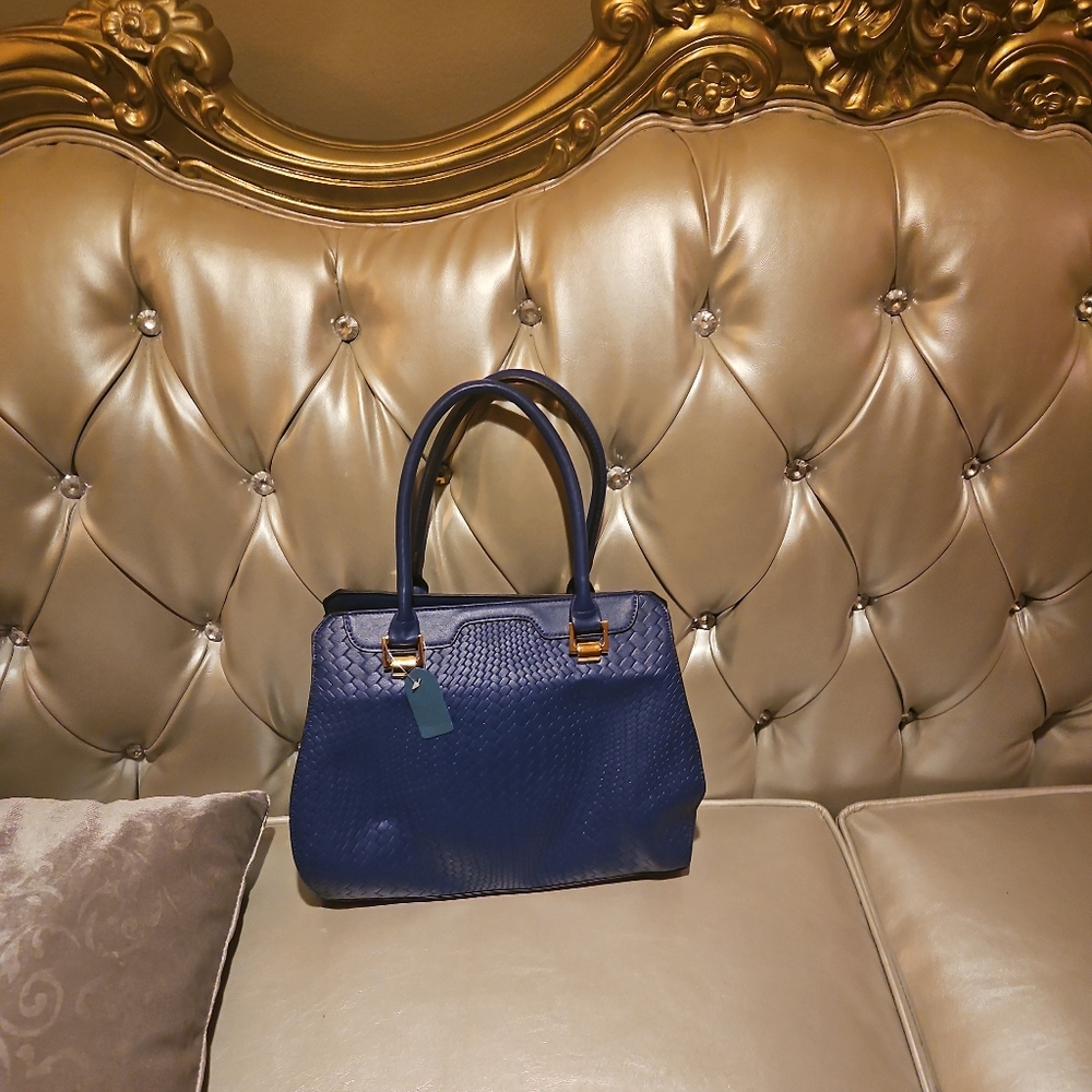 Handbags - Picture 2 of 13
